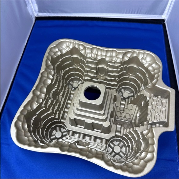 Nordic Ware Castle Bundt 10 Cup Cake Pan Mold Cast Fun Children Boy Birthday F6 - Picture 6 of 8